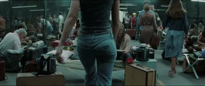 Illustration for article titled 61 Super 8 screengrabs unlock the clues in J.J. Abrams' new trailer